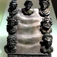 Rzymska tablica z brązu przedstawiająca mitologiczne bóstwa odpowiadające dniom powszednim, a także ciała niebieskie.