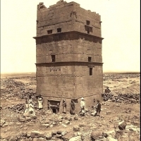 Grób syryjski, z adnotacją „Mauzoleum w formie wieży w Hauran w Syrii”, sfotografowany przez Félixa Bonfilsa, około 1870 roku.