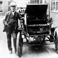 Thomas Edison pozuje ze swoim pierwszym samochodem elektrycznym, Edison Baker, 1895