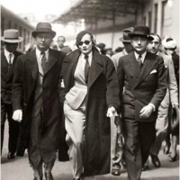 Marlene Dietrich zostaje zatrzymana na dworcu kolejowym w Paryżu w 1933 roku za złamanie zakazu noszenia spodni przez kobiety.