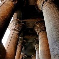 1.Delikatne detale kolumn w świątyni EDFU w górnym Egipcie. 2.Niesamowite kolumny świątyni KHNUM w Esna w Egipcie.