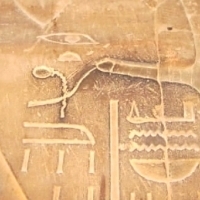 W świątyni w Luksorze jest scena, w której Aleksander Wielki składa ofiarę bogu Amonowi.
