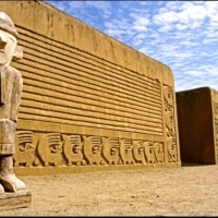 Chan Chan było największym miastem epoki prekolumbijskiej w Ameryce Południowej, położonym na zachód od Trujillo w Peru.