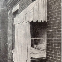 Namiot z oknem został pierwotnie zaprojektowany w celu leczenia gruźlicy na świeżym powietrzu pacjentom we własnych domach.