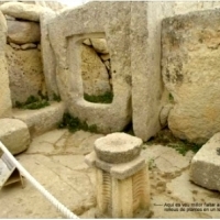 Płyta perforowana stanowiąca drzwi wejściowe do pierwszej lewej absydy świątyni. Neolityczna świątynia Hagar Qim, Malta, 3000-2500 pne.
