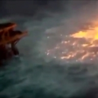 Wyciek gazu z podwodnego rurociągu spowodował ogromny pożar na powierzchni oceanu Zatoki Meksykańskiej.