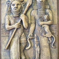 Gilgamesz Król Uruk stojący obok Enkidu, dzikiego człowieka-zwierzęcia stworzonego przez bogów.