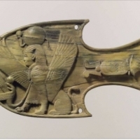 Płaskorzeźbione klapki dla koni z siedzącym sfinksem - Asyria VIII wiek pne.