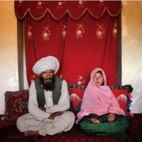 11-letnia dziewczyna z prowincji Ghor w Afganistanie siedzi obok swojego narzeczonego, który ma około 40 lat.