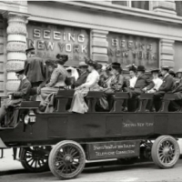 Ludzie w elektrycznym autobusie wycieczkowym po Nowym Jorku, 1904.
