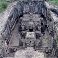 Świątynia Kailasa w Ellora w stanie Maharashtra w Indiach jest największym monolitycznym dziełem sztuki na świecie.