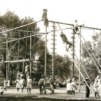 Wczesny plac zabaw wykonany z metalu, zbudowany 3,70 m nad betonową podłogą, Cedar Rapids, początek XX wieku.