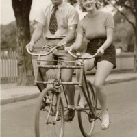 Para na rowerze tandemowym Malvern Star, Nowa Południowa Walia, Australia.