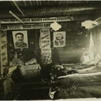 Wnętrze koszar więźniarskich sowieckiego łagru, 1936-1937.