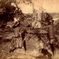 Dwóch wojowników Zulusów, Republika Południowej Afryki, lata 80. XIX wieku.