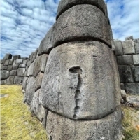 Sacsayhuaman, Peru. Według przekazów w murze osadzony był złoty wąż.