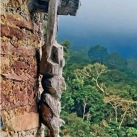 W dżungli Parku Narodowego Río Abiseo kryje się skalista ściana. 