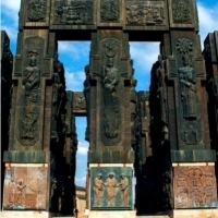 Kronika Gruzji to pomnik znajdujący się w pobliżu morza Tbilisi.