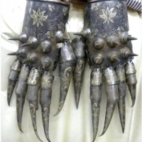 Przykład rękawic pancernych używanych przez wojowników imperium perskiego, pierwszego supermocarstwa w historii.