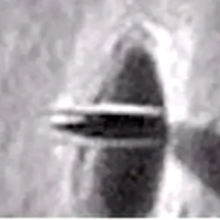 Zdjęcia wykonane przez rosyjską sondę kosmiczną ukazujące UFO wchodzące do bazy po drugiej stronie Księżyca.
