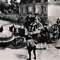 Podobno pierwszy samobieżny pojazd o nazwie fardier à vapeur zbudowany w 1769 roku przez kapitana armii francuskiej Nicolasa-Josepha Cugnota.
