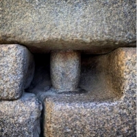 Dziura ta służyła jako podpora dla poziomego pnia do zamknięcia drzwi głównego wejścia do cytadeli Inków w Machu Picchu.