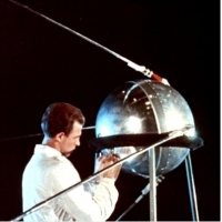 1957: Radziecki naukowiec pracuje nad Sputnikiem 1, pierwszym satelitą, który wszedł na orbitę Ziemi.