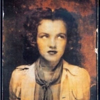Norma Jeane Baker, później znana jako Marilyn Monroe, w fotobudce w wieku 12 lat w 1938 roku.