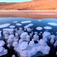 Zamarznięte bąbelki metanu w najgłębszym na świecie jeziorze Bajkał.