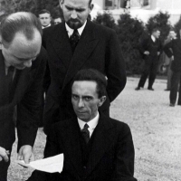 W chwili, gdy Goebbels, minister propagandy nazistowskiej, dowiedział się, że jego fotograf Eisenstaedt jest Żydem.