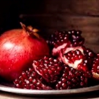 W wielu językach świata owoc ten nazywany jest granatowym jabłkiem. To właśnie ten owoc dał nazwę broni do rzucania.