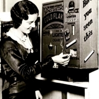 Automat z papierosami oferujący jednego zapalonego papierosa. 1931.