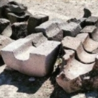 Kanały wodne z kamienia kultury Wari (cywilizacja andyjska przed Inkami) znajdujące się w Muzeum witryny Wari. Huamanga, Ayacucho