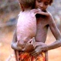 Siedzi i modli się do Boga i prosi aby ktoś pomógł głodnym dzieciom w Afryce.