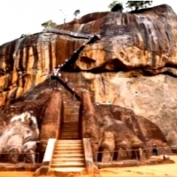 Smocze stopy wyryte w skale w Sri Lanka.
