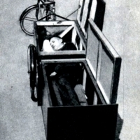 Składaną przyczepkę rowerową, którą można przekształcić w wygodne miejsce do spania, zbudował w 1935 roku Joseph Dorocke