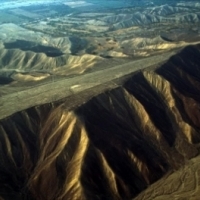 Piękne zdjęcie z lotu ptaka na płaski szczyt góry w Nazca, Peru.
