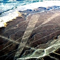 Piękne zdjęcie z lotu ptaka na płaski szczyt góry w Nazca, Peru.