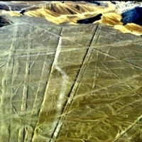 Piękne zdjęcie z lotu ptaka na płaski szczyt góry w Nazca, Peru.