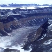 Istnieją ogromne doły w niektórych częściach szelfu antarktycznego, które są bardzo podobne do gigantycznych kopalni odkrywkowych z wykopami.