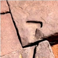 W wielu megalitycznych budowlach odnaleziono metalowe zaciski łączące poszczególne bloki kamienne.