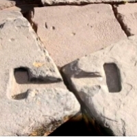 W wielu megalitycznych budowlach odnaleziono metalowe zaciski łączące poszczególne bloki kamienne.
