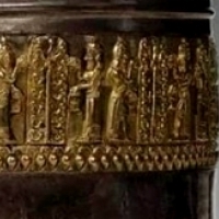 W reliefie na złotej aplikacji widzimy bogów inseminujących święte drzewa.