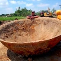 Pierwsze zdjęcie to artefakt, który wygląda jak wielka patelnia, został przypadkowo znaleziony podczas budowy drogi w Bantul w Indonezji.