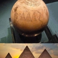  Ten obiekt jest rodzajem strusiego jaja, na którym wygrawerowane są piramidy i rzeka Nil.