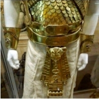 Arcykapłan Ramzes II, który wszedł do miejsca najświętszego, tabernakulum, musiał włożyć specjalne szaty w następującej kolejności: