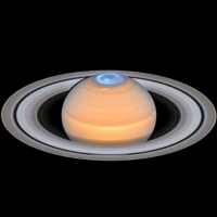 Astronomowie zauważyli zorze polarne, czyli tańczące światła, na północnym biegunie Saturna.