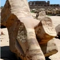 Fragment dłoni gigantycznego posągu faraona Amenhotepa III, kompleksu świątynnego  Karnak, Luksor.