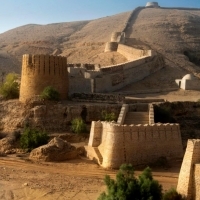 Największy fort na świecie znajduje się w Sindh w Pakistanie.