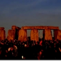 Zgodnie z folklorem, Stonehenge zostało stworzone dla Aureliusza Ambrosiusa, przez Merlina z pomocą gigantów.